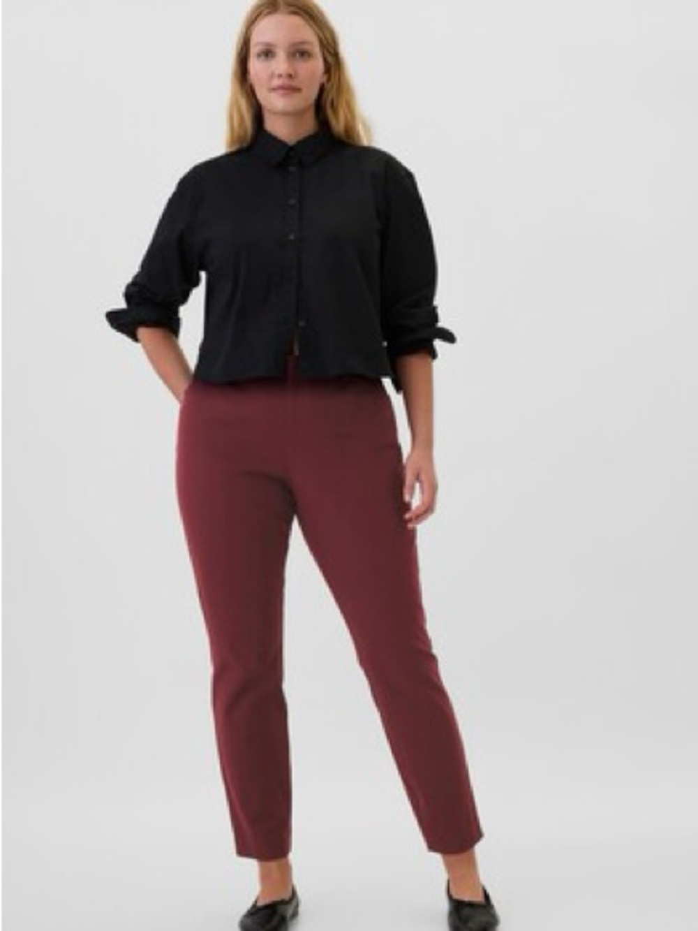 GAP Cropped Slim Ankle Khaki Pants in Burgundy